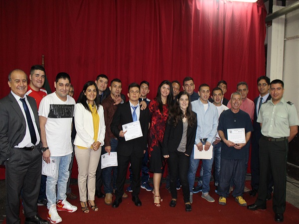 Los alumnos recibieron los diplomas que acreditan su participación en el taller literario.