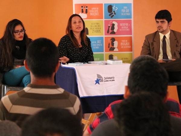 La jefa (S) de Estudios de Arica y Parinacota, Patricia Lefever, durante el diálogo participativo con internas e internos de la cárcel de Acha.
