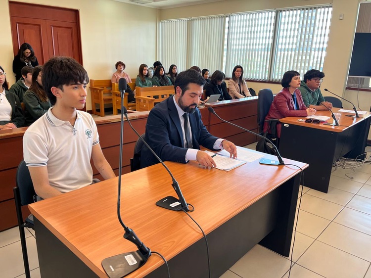 Los estudiantes de tercero y cuarto medio participaron activamente en el juicio simulado.