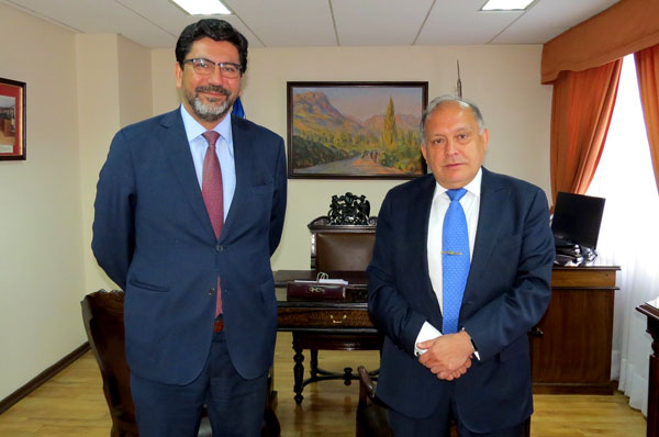 El ministro Manuel Valderrama, de la Corte Suprema,y el Defensor Regional, Claudio Aspe, sostuvieron un reunión protocolar durante su visita.