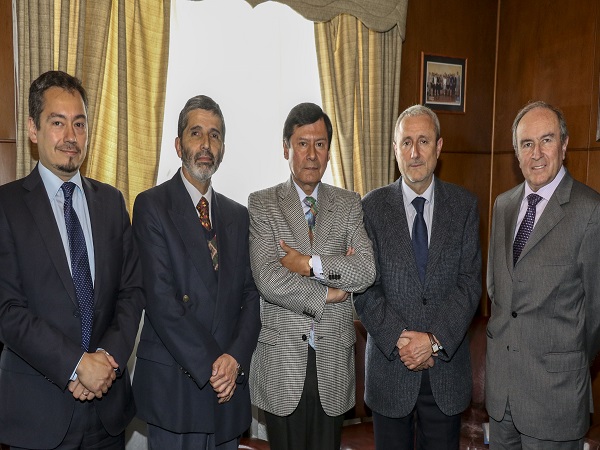 El Defensor Regional, Claudio Pérez, con los expositores y con el rector de la UV, Aldo Valle (cuarto de derecha a izquierda).