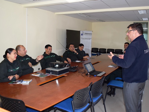 El Defensor Regional de Tarapacá en la primera jornada de la academia dirigida al personal de Gendarmería.