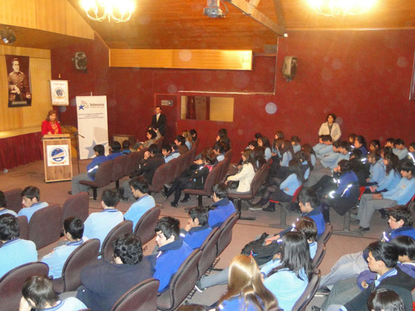 Más de 150 alumnos del Liceo Politécnico "Luis Cruz Martínez" de Puerto Natales asistieron a la cuenta de la Defensora Regional (S).