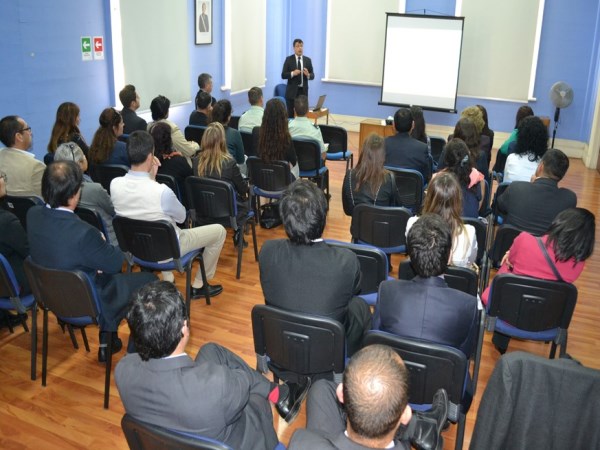 El jefe de Estudios de la Defensoría en Tarapacá, Gabriel Carrión, expuso en el Salón de la Seremi de Justicia.