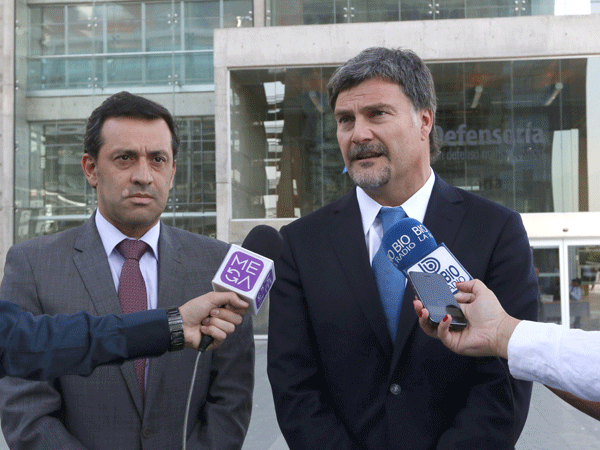 Andrés Mahnke (a la derecha) oficializó el nombramiento del nuevo Defensor Regional ante los funcionarios del Centro de Justicia de Santiago.