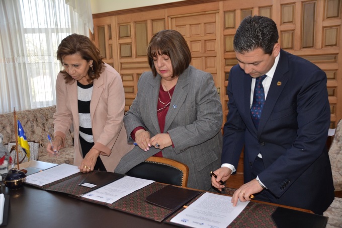 Gustava Aguilar, Defensora Regional; María Isabel San Martí­n, presidenta de la Corte de Apelaciones, y Eugenio Campos, fiscal regional.