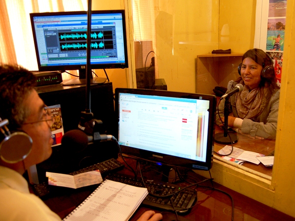 La facilitadora intercultural Andrea Mamani aparece entrevistada ‘en vivo’ por el locutor David Casanova. de Radio Vanguardia.