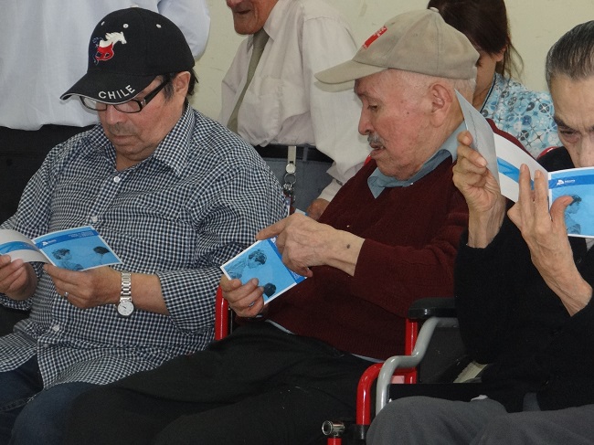 Los adultos mayores recibieron folleteria de la Defensoría Penal Pública.