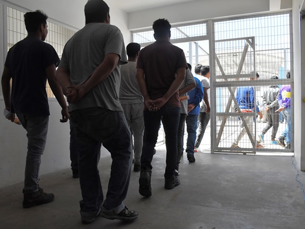 Un grupo de internos en traslado en la cárcel de Alto Hospicio. 