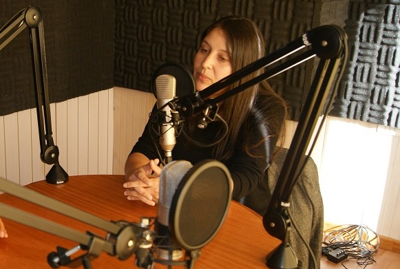 Imagen archivo defensora Beatriz Bertrán en estudio radio de Panguipulli 