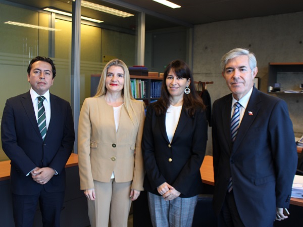 La Seremi de Justicia y Derechos Humanos, Carolina Lavín, junto a la Defensora Regional Viviana Castel y los asesores de ambas.