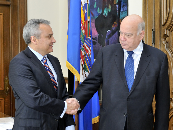 (Gentileza OEA) Georgy Schubert saluda al Secretario General de la OEA, José Miguel Insulza.