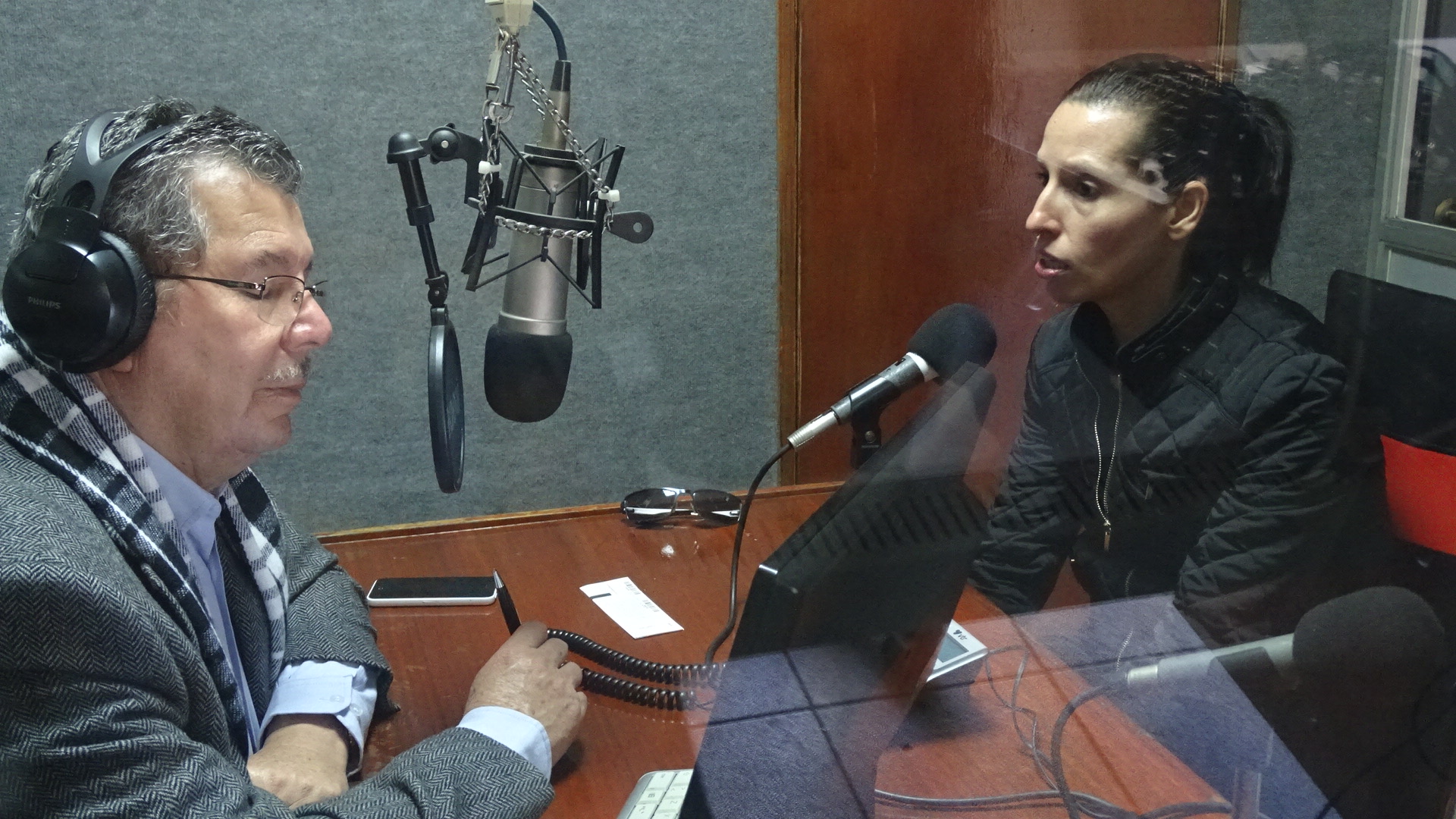 La psicóloga Golda Barrientos en entrevista de radio.