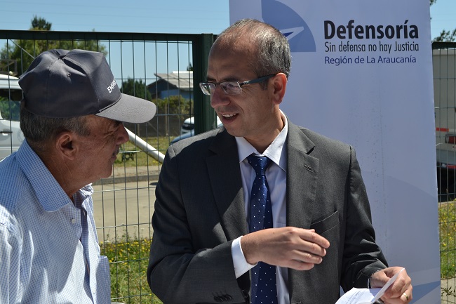 Defensor Regional Renato González conversa y orienta a los asistentes, principalmente adultos mayores.