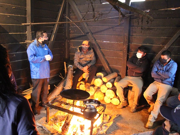 Al calor del fogón se realizó el productivo encuentro entre las comunidades mapuche y profesionales de la Defensoría de Cañete.