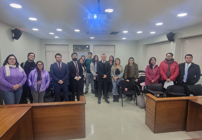 En la sala de litigación de la Universidad de Concepción se realizó la charla sobre el "Proyecto Inocentes".