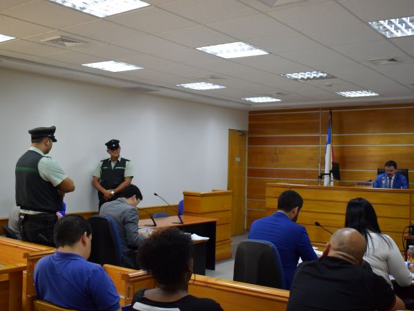 La audiencia con el defensor penal público y los imputados en el sector resguardado por los gendarmes. 