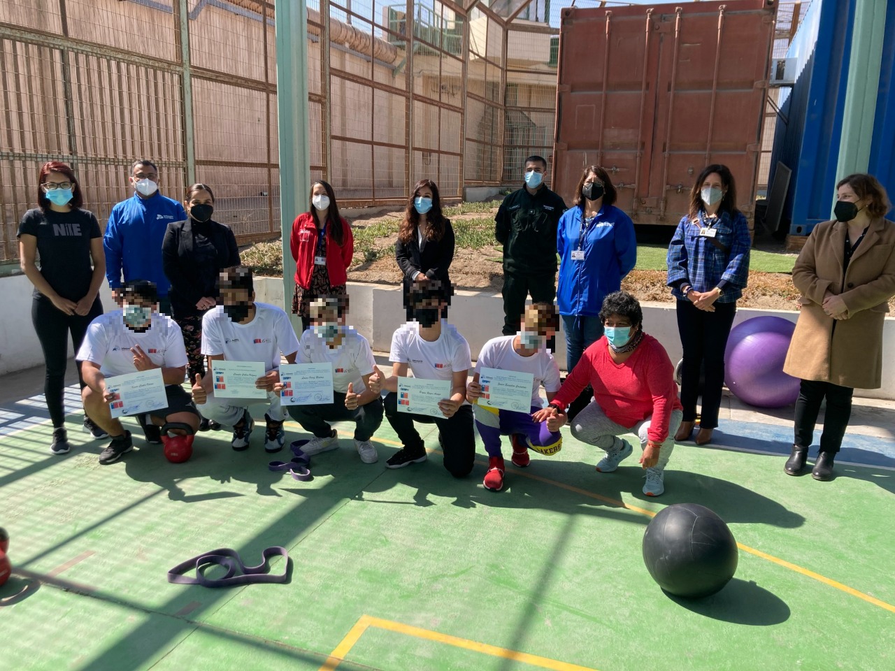 Los adolescentes y funcionarios del Centro de Justicial Juvenil de Antofagasta que participaron en el proyecto deportivo de la Defensoría 