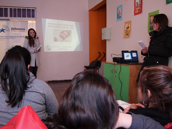 Siete madres con sus hijos y dos embarazadas participaron en el encuentro con defensoras y médicos. 