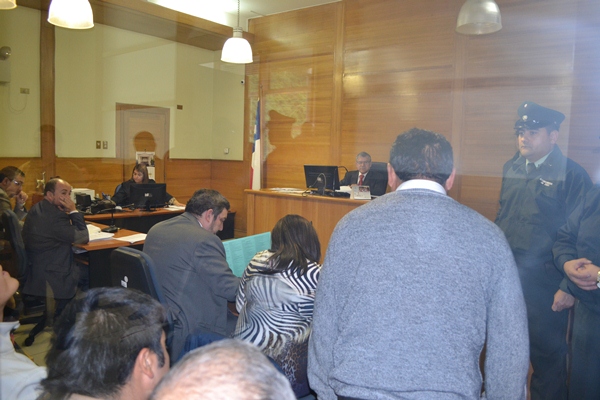 Los defensores públicos Lucy Catalán y Jaime López durante la audiencia de control y formalización de los seis comuneros mapuche.