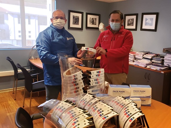 La entrega de las mascarillas y protectores faciales se concretó en las oficinas de la Defensoría Regional del Biobío.