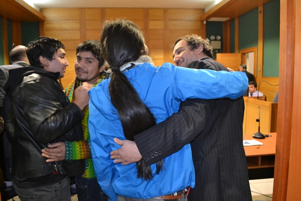 Al término de la audiencia del caso "Fundo San Leandro", el defensor penal público Jaime López abraza a uno de los representados por la DPP.