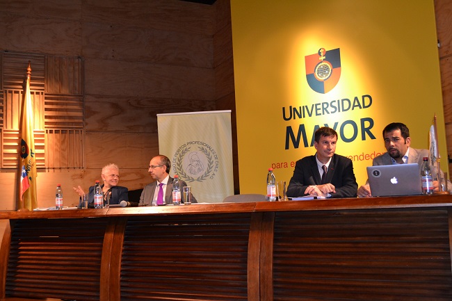 El Defensor Regional de La Araucanía junto a los demás expositores del seminario "Una visión desde el peritaje".