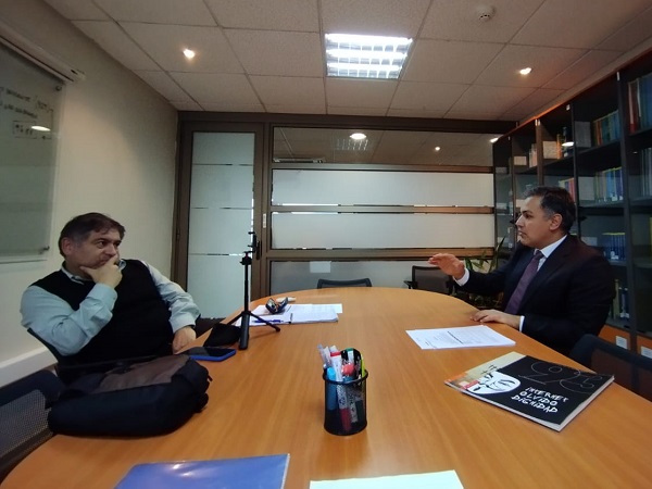 Cristian Sleman durante su entrevista con el periodista Hugo Varela, detallando los objetivos del “Proyecto Inocentes".