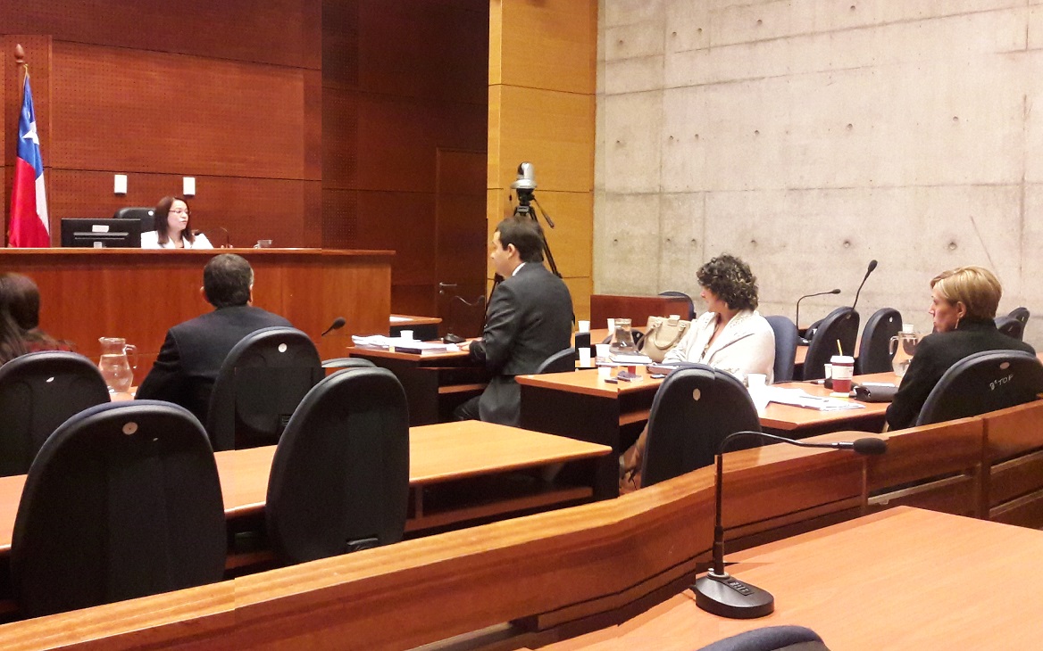 El defensor Pablo Sanzana escucha a la jueza Carolina Gajardo al comunicar su rechazo a la inhabilidad planteada por el querellante.