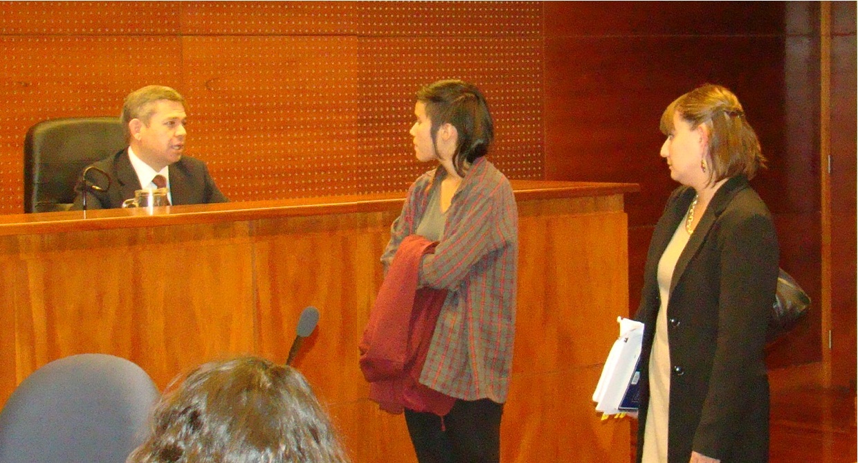 El juez Freddy Cubillas, una de las adolescentes que condenó y la defensora pública Carla Saavedra, quien anunció un recurso de nulidad.