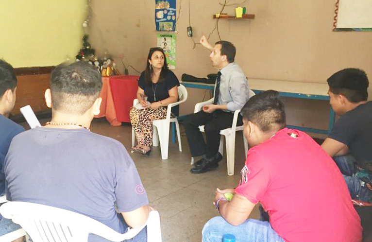 Carla Naranajo y Leonardo Di Doménico van regularmente a los centros del Sename, pero durante la pandemia las visitas son por video conferencia.
