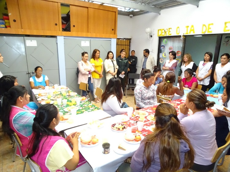 Las mujeres migrantes del Centro Penitenciario Femenino de Antofagasta participaron con ganas en el desayuno navideño.