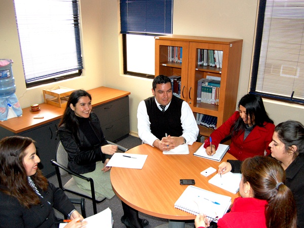 María Paz Martínez (segunda de izquierda a derecha) encabezó su primera reunión con su equipo de profesionales y administrativos.