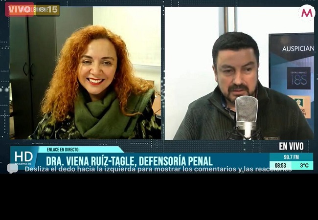 La directora administrativa de la Defensoría Regional de Ñuble en la entrevista con el programa "Hablemos de", en radio "Macarena" de Chillán.