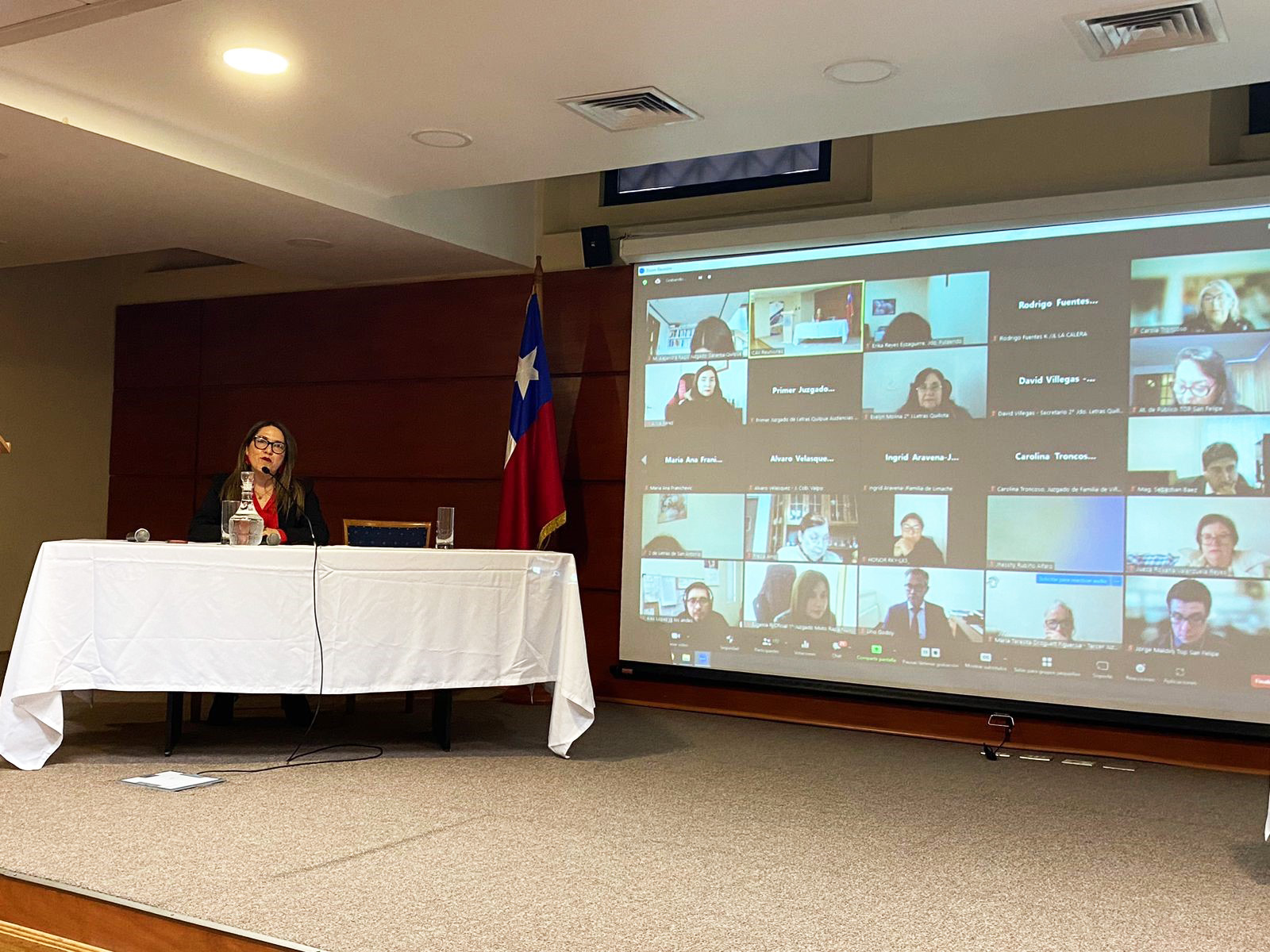 La abogada Catherine Ríos durante su exposición en el seminario de la Corte de Apelaciones.