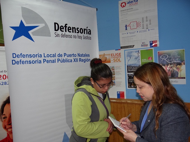 Sindia Barría, asistente administrativa de la Defensoría Local de Puerto Natales, recoge consultas de una usuaria.