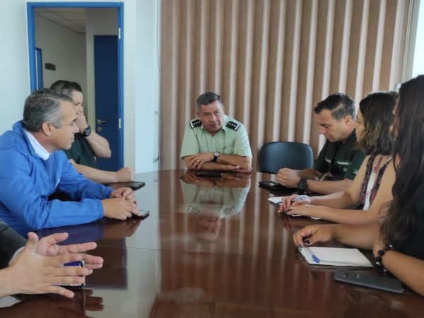 Autoridades metropolitanas de Gendarmería y la Defensoria sostuvieron un encuentro informativo.