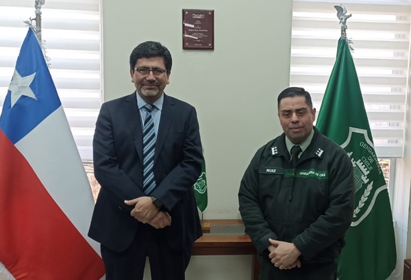 El Defensor Regional, Claudio Aspe, junto al nuevo director regional de Gendarmería, coronel Rafael Ruiz.