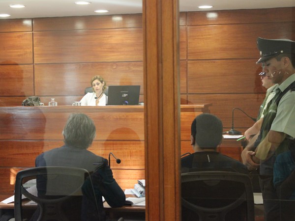 El defensor público Raúl Gil y el imutado Juan Carlos Quispe en la audiencia de revisión de prisión preventiva realizada ayer en Arica.