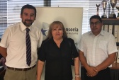 El jefe de estudios (s), Boris Hrzic y su asistente, Cristian Villalobos reciben las agradecimientos de la señora, Elba Mercado.