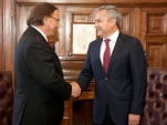 El Defensor Nacional, Georgy Schubert (derecha) visitó al presidente de la Corte Suprema, con quien sostuvo un ameno encuentro.