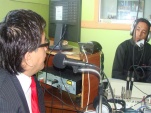 Roberto Vega en los estudios de Radio Carnaval, durante la emisión de la entrevista.