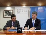 La alianza estratégica fue suscrita por el presidente de la Fundación Pro Bono, Pablo Guerrero (izquierda), y por el Defensor Nacional, Andrés Mahnke.