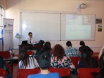 El defensor local jefe de Copiapó, Eugenio Navarro presenta el "proyecto Inocentes" a alumnos de 4° año de Derecho de la Universidad de Atacama.