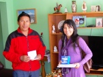 Andrea Mamani entrega una partida de folletos de la Defensoría al dirigente aymara Agustín Vilca.