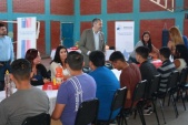 El defensor regional, Raúl Palma Olivares conversa con los jóvenes internos del CIP CRC de Paipote.