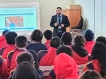 Defensor Local de Taltal, Fabi&aacute;n Espejo durante la charla a estudiantes del Liceo Polit&eacute;cnico de Taltal