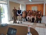 :  El Defensor Regional de Tarapacá junto al último grupo de carabineros participantes de la capacitación.