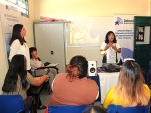 Una imagen de la charla muestra a la facilitadora intercultural In&eacute;s Flores Huanca exponiendo ante las internas.