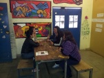 En la imagen de archivo, Carol González en el Centro Limache conversa con las jóvenes.